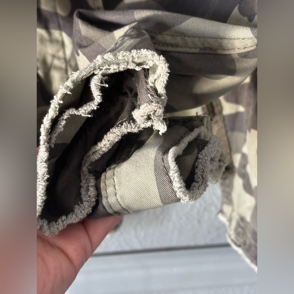 Ashley | 100% cotton | zip | button | frayed pockets | camouflage | jacket | L - Picture 8 of 12